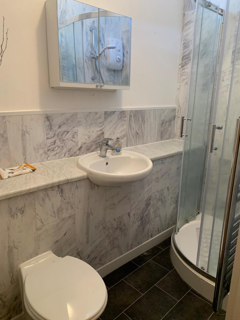 Lot: 86 - STUDIO APARTMENT IN POPULAR LOCATION -